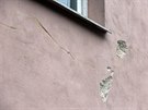 Pohled na d�ry ve fas�d� domu Petra Ve�e�i, kter� b�hem bleskov� povodn�...