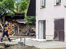 Petr Ve�e�a z B�evence u sv�ho domu poni�en�ho bleskovou povodn�. Na fas�d�...