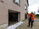 Petr Ve�e�a z B�evence u sv�ho domu poni�en�ho bleskovou povodn�. Na fas�d�...