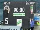 ikovský trenér Zdenk Haek (druhý zprava) zklamaný z debaklu v Hradci...