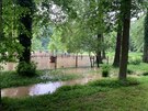 tdr potok rozvodnn po vydatnch detch zaplavil st parku u soukromho...