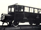 Kolejový autobus Praga M120.001 slouil od roku 1927 na trati Bakov nad Jizerou...