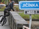 Cyklista sleduje stav toku Jinka. (19.6.2020)