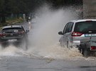 Auta pejídjí zatopenou silnici u ivotic u Nového Jiína. (19.6.2020)