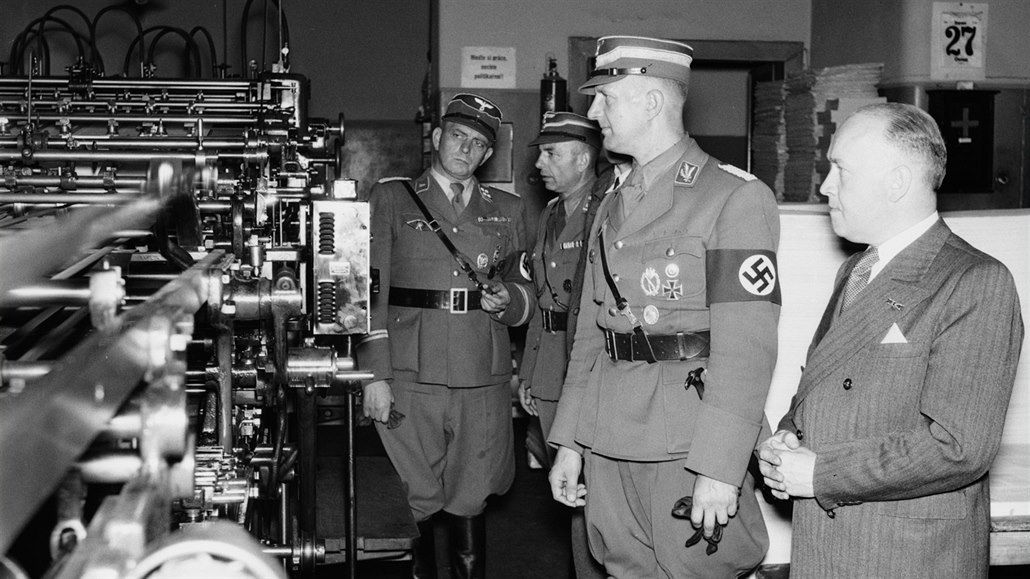 Friedrich Rudl (vpravo) provází německé důstojníky, kteří navštívili tiskárnu...