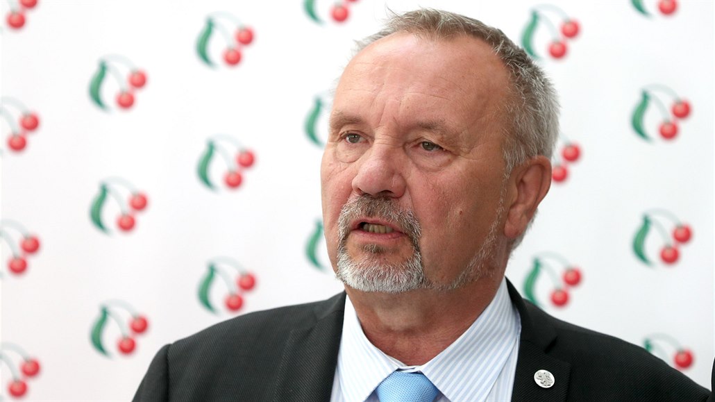 P�edseda poslaneckého klubu KS�M Pavel Ková�ik hovo�í na tiskové konferenci...