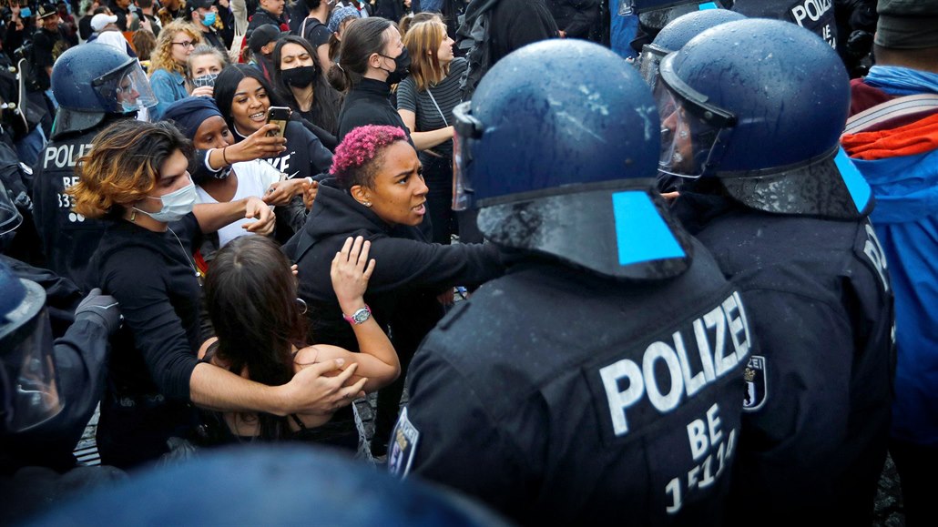 Demonstranti pi berlínském protestu proti policejní brutalit a rasové...