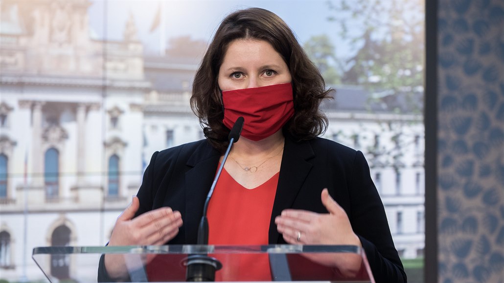 Ministryn� Jana Malá�ová na tiskové konferenci po jednání vlády. (15. �ervna...