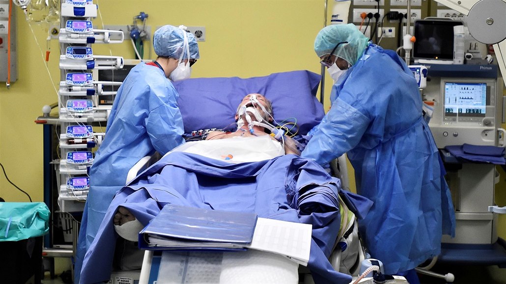 Pacient s nemocí covid-19 na jednotce intenzivní pé�e v milánské nemocnici San Raffael