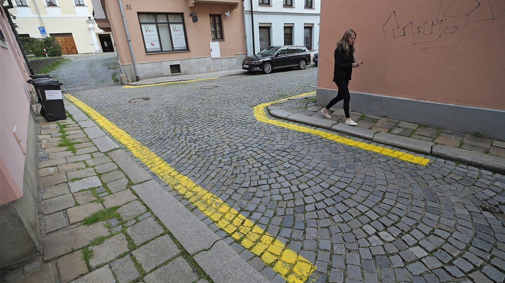 Čáry zakazující stání aut v historickém centru Jihlavy vzbudily diskusi