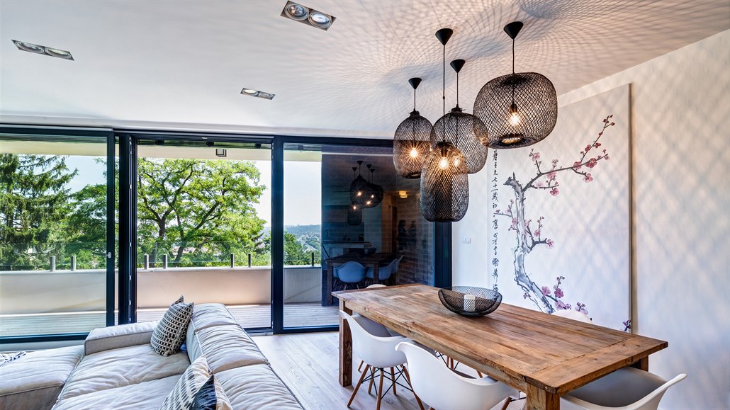 Obývací pokoj je díky portálovému zasklení spojený s terasou a okolní pírodou....