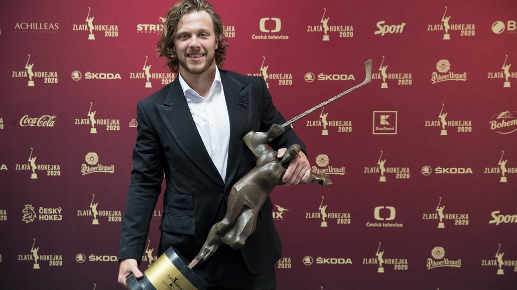 David Pastr�ák s trofejí pro vít�ze ankety Zlatá hokejka.