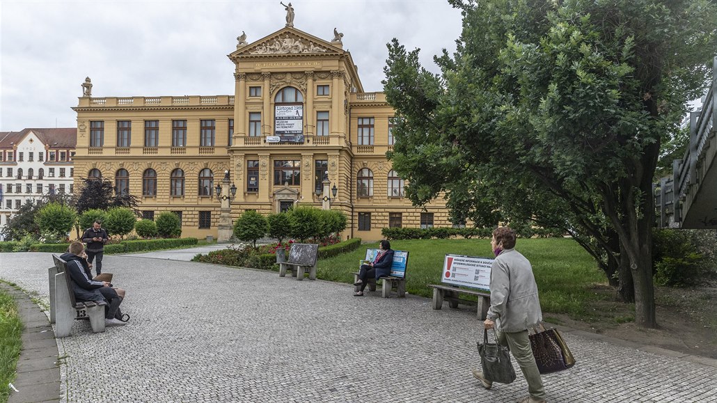 Ve mi povdl, Milno, a proto hledal jsem t po celm Vyehrad, vdl jsem nau znti dceru Velislavovu novou vru, uvid, e neodol slovm jeho. otec j nezstavil neporuen - to opt odejdi a ona bude uiti se zapomnat na Spisy sebran: Z rznch dob