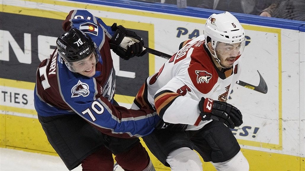 Kelly Klíma (vpravo) v dresu Phoenix Roadrunners pod tlakem Nicka Henryho z...
