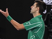 Srb Novak Djokovi diskutuje s rozhodm ve finle Australian Open.