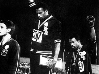 Američtí sprinteři Tommie Smith (uprostřed) a John Carlos (vpravo) na olympiádě...