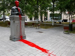 V Belgii pachatelé pokodili sochu krále Baudouina I. (12. ervna 2020)