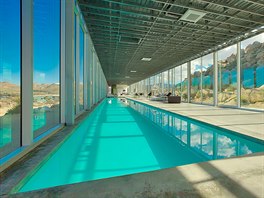 Nechybí bazén dlouhý 30 metr, který lemují mnící se barevná svtla. 