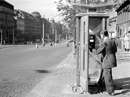 Na Václavském námstí a v hlavních ulicích Prahy byly zboeny staré telefonní...