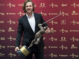 David Pastr�ák s trofejí pro vít�ze ankety Zlatá hokejka.