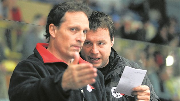 Hokejov trenr Martin Stloukal (vpravo) a jeho kolega Karel Soudek.