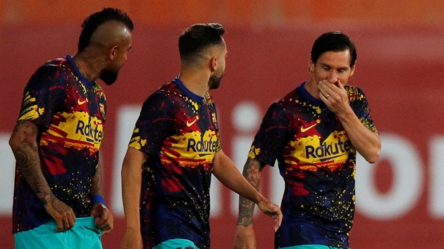 Fotbalist Barcelony ped zpasem na hiti Mallorky. Zleva: Arturo Vidal, Jordi Alba a Lionel Messi,