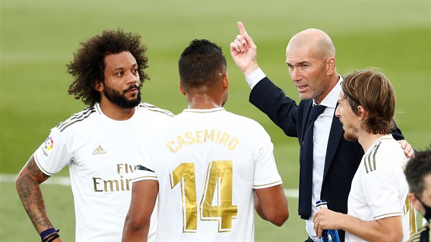 Zinedine Zidane dv pokyny hrm Realu Madrid. Zleva:Marcelo, Casemiro a Modri.