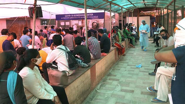 Lid ekaj na vyeten v jednom ze screeningovch center v Novm Dil. (10. ervna 2020)