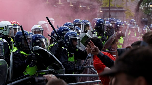 Na demonstraci krajn pravice v centru Londna vypukly potyky s polici. (13. ervna 2020)