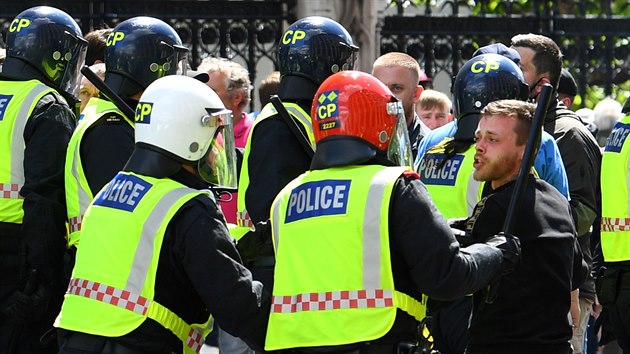 Na demonstraci krajn pravice v centru Londna vypukly potyky s polici. (13. ervna 2020)