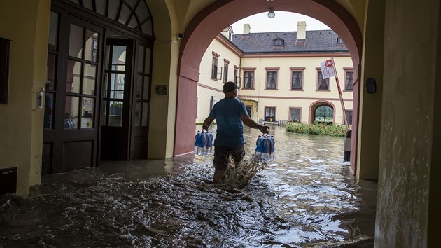 Hasiči kvůli velké vodě evakuují Domov pro seniory v Heřmanově Městci. (14. června 2020)