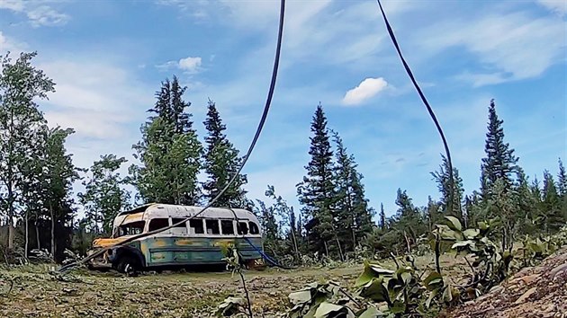 Oputn autobus v centrln Aljace, kter proslavil film tk do divoiny, byl odstrann. (19. ervna 2020)