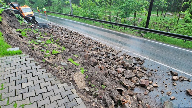 V dol u Lokte na Sokolovsku se ztila oprn ze, silnice je uzavena. (11. ervna 2020)