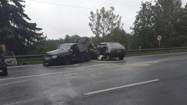 Tragická nehoda zastavila provoz na hlavním tahu z Karlových Varů do Prahy. (11. června 2020)