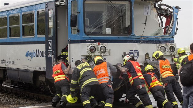 Vlak na pedn nprav po srce vykolejil. Hasii se ho snaili dostat zptky na tra, ale pomoc musela tk technika (14. ervna 2020)