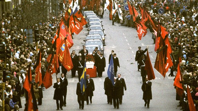 Poheb vdskho premira Olofa Palmeho 15. bezna 1986. Politika zastelili cestou z kina 28. nora tho roku.