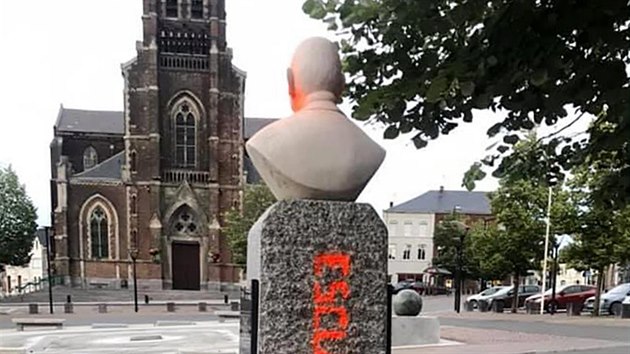 Neznm vandalov na severu Francie pokodili sochu bvalho prezidenta Charlese de Gaullea. Bustu posprejovali oranovou barvou a na podstavec napsali otrok. (15. ervna 2020)