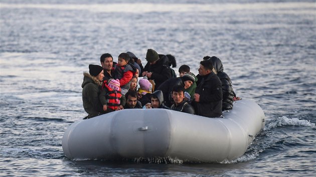 Migranti na člunu u řeckého ostrova Lesbos (2. března 2020)