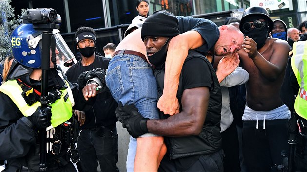 Patrick Hutchinson v Londýně pomohl demonstrantovi z opozičního tábora. (14. června 2020)