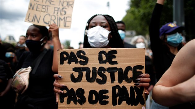 Francouzi demonstrovali proti rasismu na paskm nmst Republiky. (13. ervna 2020)
