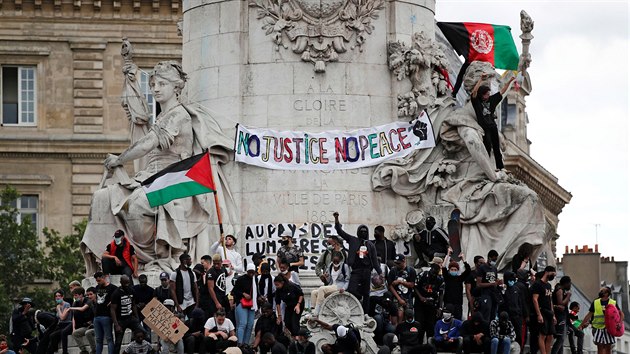 Francouzi demonstrovali proti rasismu na pařížském náměstí Republiky. (13. června 2020)