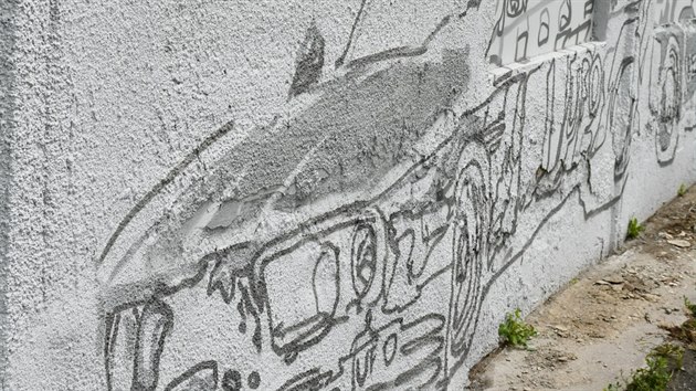 Staré depo brněnské velké ceny se mění. Po 34 letech, kdy trať nadobro opustili závodníci, dostává novou tvář. Stometrovou zeď mezi řídicími věžemi, která dříve sloužila jako závodní boxy, právě teď pokrývá graffiti, které připomíná devadesátiletou historii okruhu.