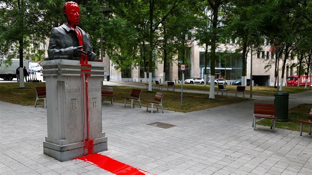 V Belgii pachatel pokodili sochu krle Baudouina I. (12. ervna 2020)