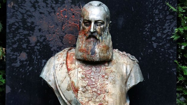 V Belgii pachatel pokodili sochu krle Leopolda II. (12. ervna 2020)