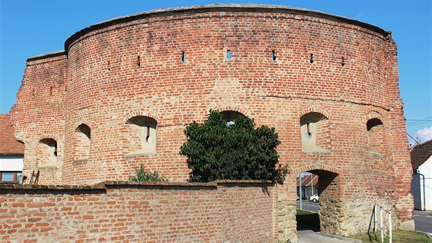 Obě brány – Skalická a Veselská, jsou takřka identické a reprezentují tehdejší pevnostní architekturu.