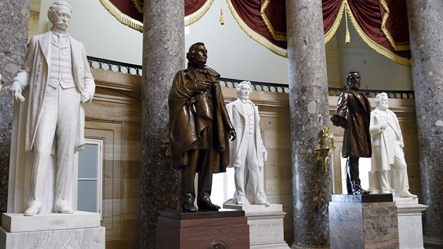 Jedna ze soch, které Nancy Pelosiové vadí, je socha Jeffersona Davise (druhá zleva), jediného prezidenta Konfederovaných států amerických v letech 1861 až 1865. (16. října 2015)