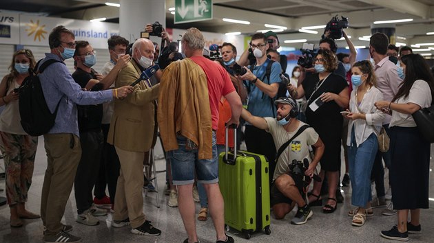 Na první letadlo se zhruba dvěma stovkami německých turistů čekala na letišti na Mallorce přesila novinářů. (15. června 2020)