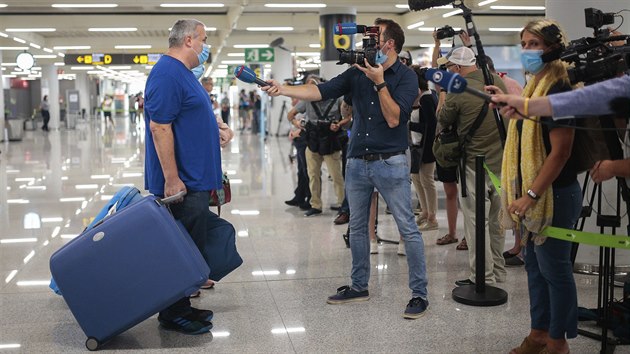 První německý turista, pan Carsten, hovoří s novináři po příletu na letiště v Palma de Mallorca. (15. června 2020)