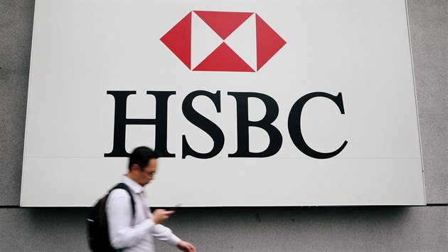 Největší evropská banka HSBC se vrátila k plánu zrušit 35 000 pracovních míst, který odložila po vypuknutí koronavirové krize. Vyplývá to z interního dokumentu, který je určen 235 000 zaměstnancům banky. Mluvčí firmy obsah dokumentu potvrdila.
