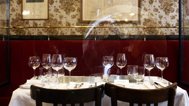 Pařížská luxusní restaurace Allard šéfkuchaře Alaina Ducasseho se přichystala na své znovuotevření. V michelinskou hvězdou oceněném podniku přibyly skleněné paravány i zcela nová vzduchotechnika. (11. června 2020)
